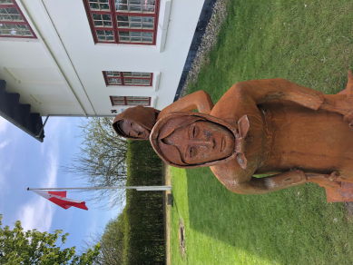 Roepige-skulptur nyt vartegn for Museum Polakkasernen